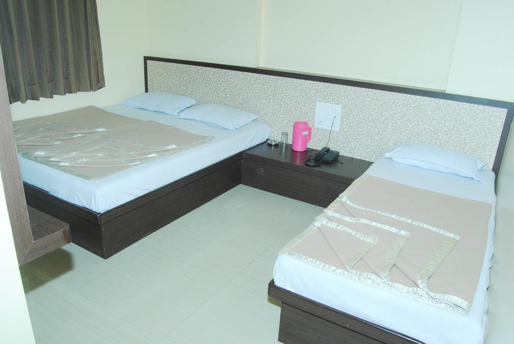 Sai Niwas Hotel Shirdi Exterior photo