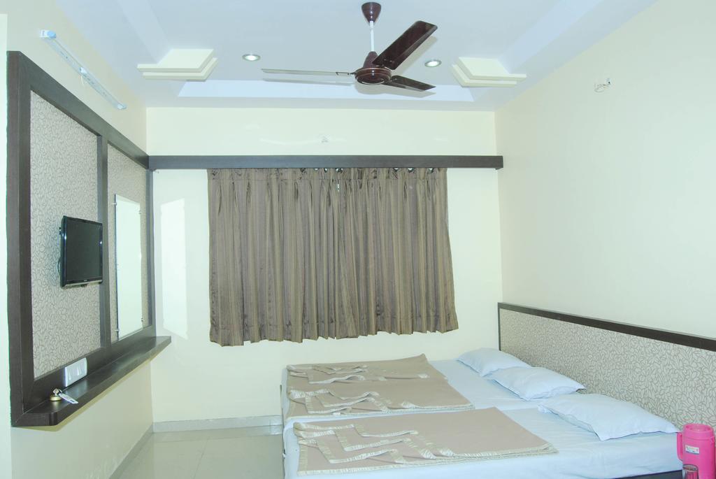 Sai Niwas Hotel Shirdi Exterior photo