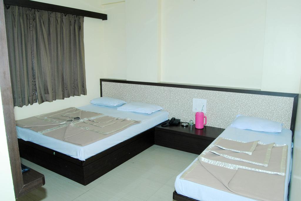 Sai Niwas Hotel Shirdi Exterior photo