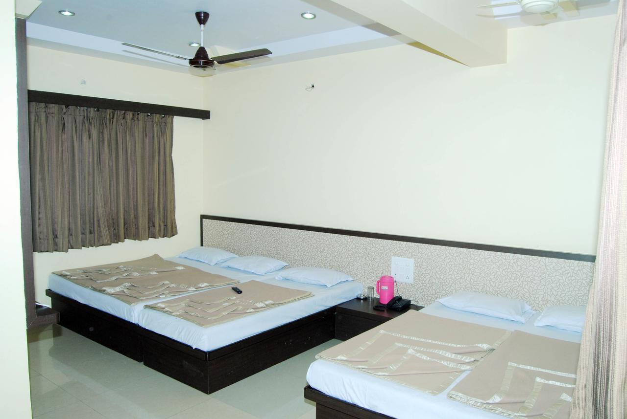 Sai Niwas Hotel Shirdi Room photo